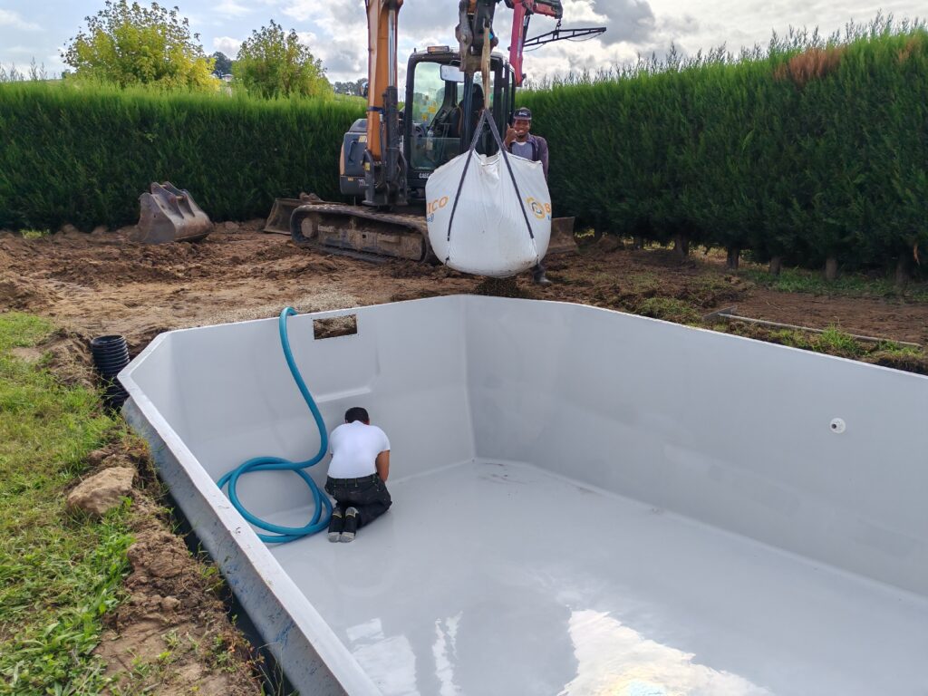 Pose de piscine à coque sur mesure Langon