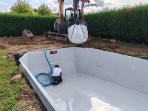 Pose de piscine à coque sur mesure Langon