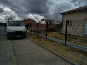 Réalisation et pose de clôture rigide avec plaque de soubassement à Auros