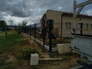 Réalisation et pose de clôture rigide avec plaque de soubassement à Auros