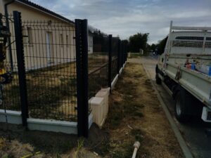 Réalisation et pose de clôture rigide avec plaque de soubassement à Auros