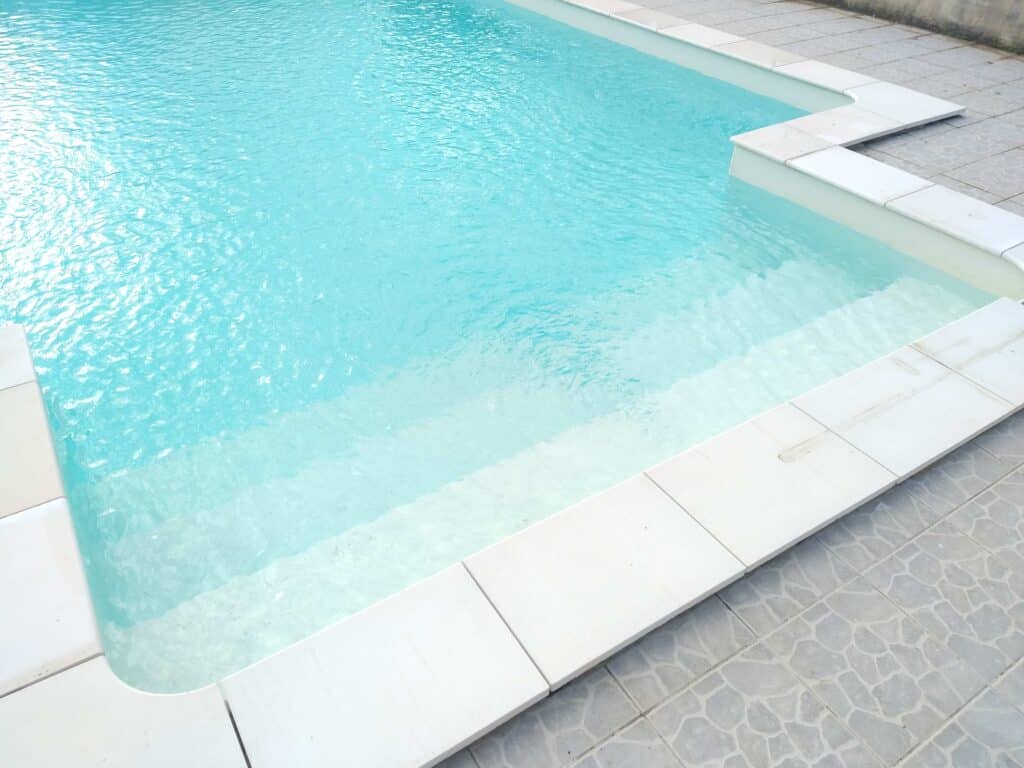 Détection de fuite dans une piscine par un professionnel à Bordeaux – Pierre Renove TP 33, spécialiste depuis 2014.