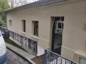  Façade en pierre naturelle réalisée à Lormont par Pierre Renove TP 33 – vue principale avec rambarde métallique