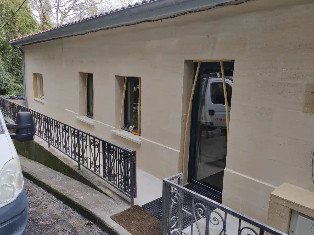  Façade en pierre naturelle réalisée à Lormont par Pierre Renove TP 33 – vue principale avec rambarde métallique