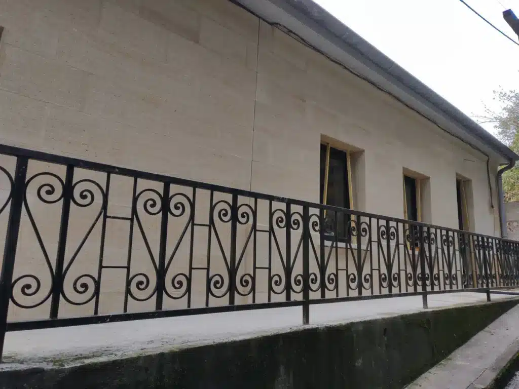 Façade latérale en pierre naturelle à Lormont avec détails de la rambarde décorative – Pierre Renove TP 33
