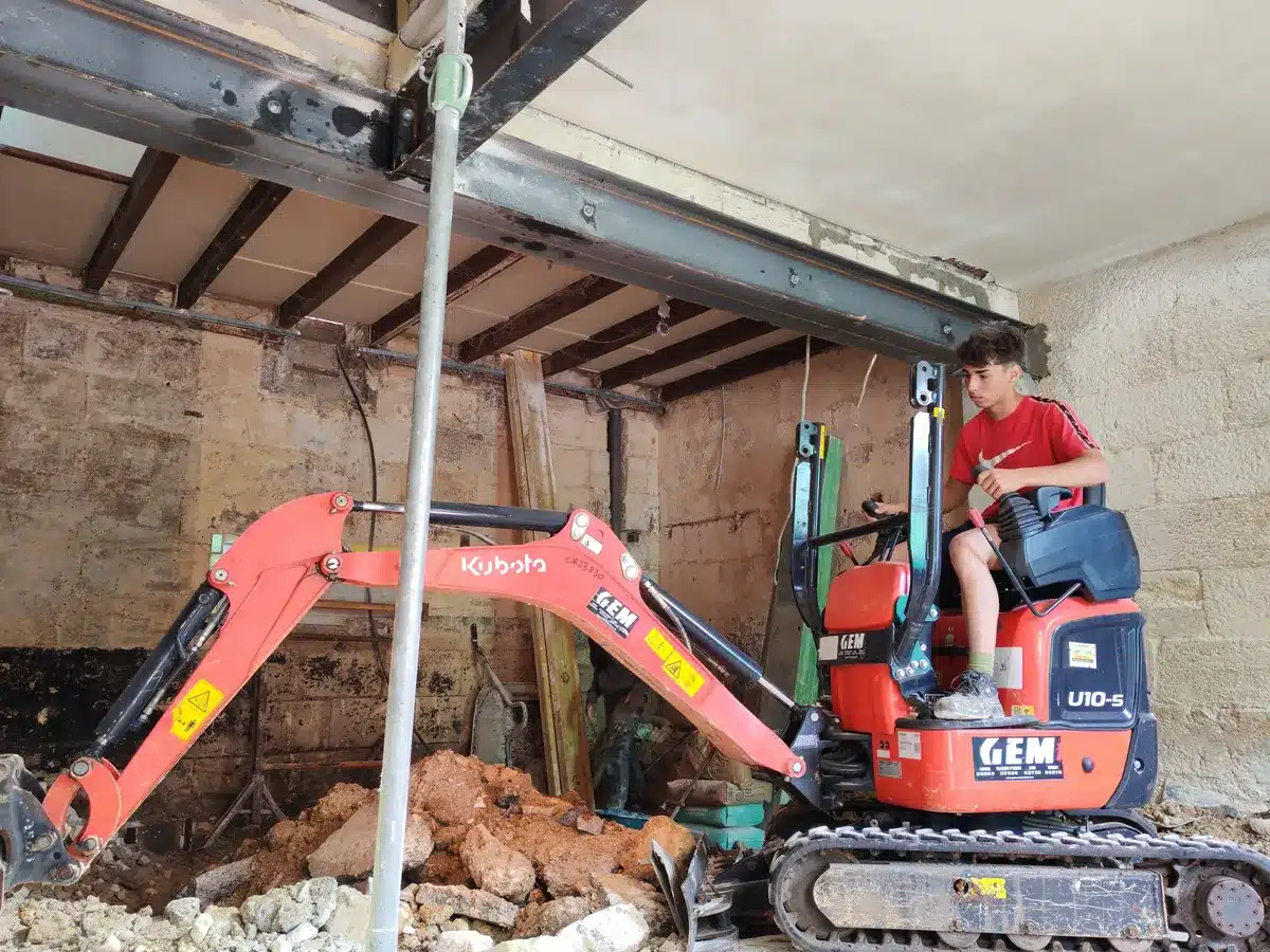 Mini-pelle Kubota en action dans une maison en rénovation à Lormont