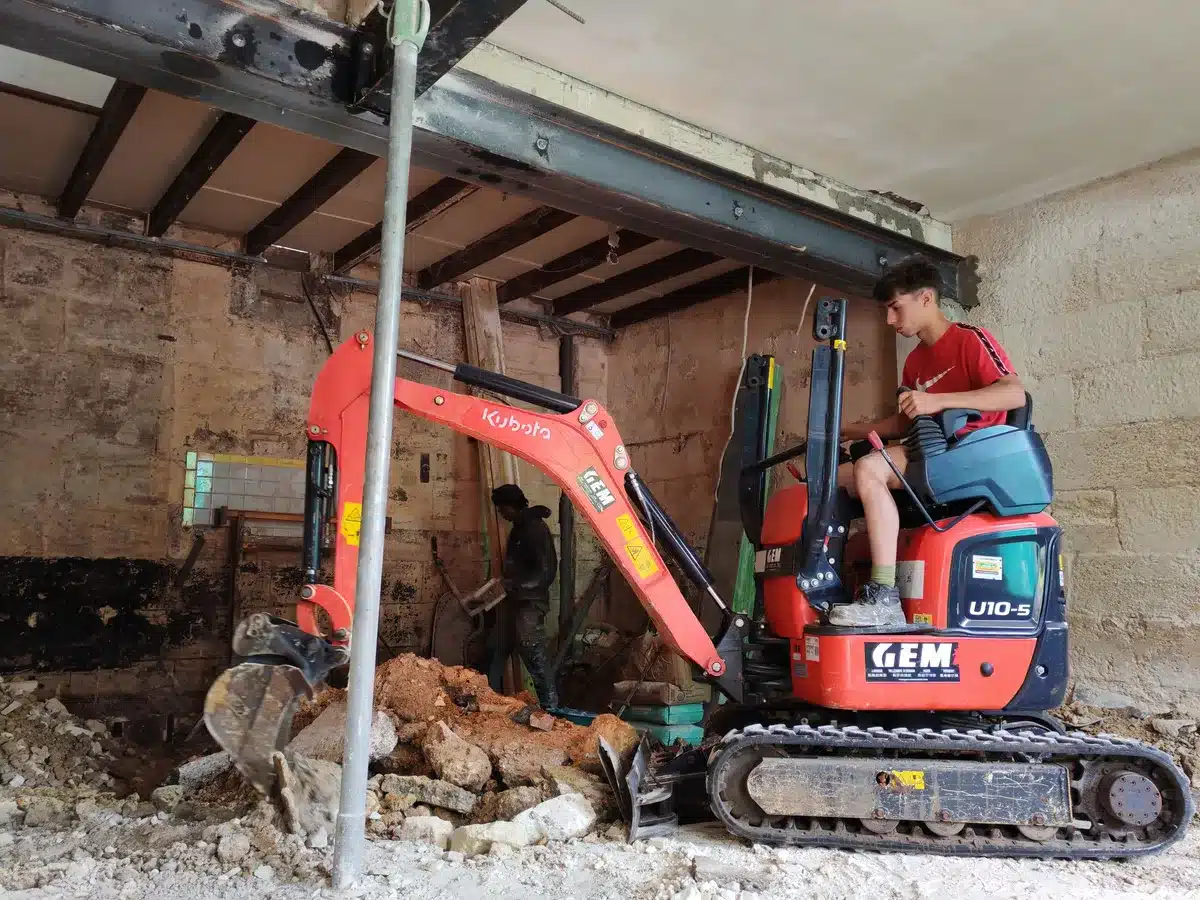 Terrassement intérieur avec passage étroit sur un chantier à Lormont